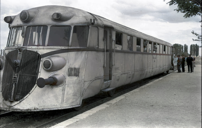 Antiguo tren pasando por Cinco Casas. Foto de Araceli en verpueblos.com. Coloreada mediante IA de Internet